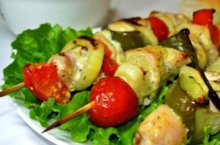 Куриный шашлык с овощами в духовке