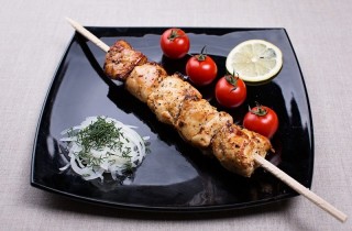 Куриный шашлык в чесночно-луковом маринаде