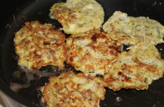 Рубленые куриные котлеты с майонезом - фото шага 7