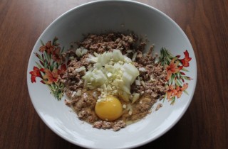 Рыбные котлеты из консервированной сайры - фото шага 2