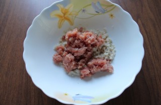 Рыбные котлеты с хлебом - фото шага 2