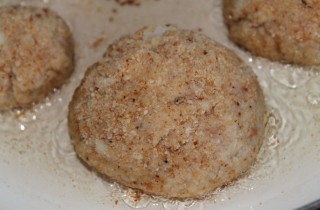 Рыбные котлеты с хлебом - фото шага 6