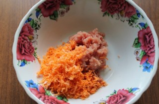 Рыбные котлеты с морковью и сыром - фото шага 1