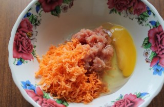 Рыбные котлеты с морковью и сыром - фото шага 2