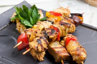 Шашлык из куриной грудки с овощами