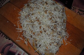 Скумбрия, запеченная с грецкими орехами и сыром - фото шага 4