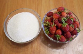 Варенье из клубники без варки - фото шага 1