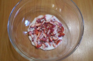 Варенье из клубники без варки - фото шага 4