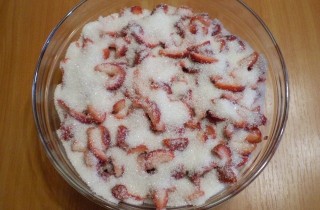 Варенье из клубники без варки - фото шага 5