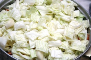 Капуста, маринованная по-корейски со свеклой - фото шага 5