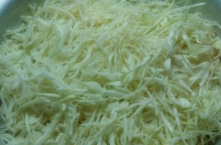 Маринованная капуста со свеклой и чесноком - фото шага 1