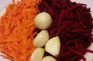 Маринованная капуста со свеклой и чесноком - фото шага 2