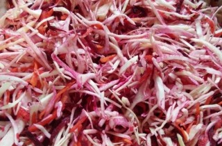 Маринованная капуста со свеклой и чесноком - фото шага 3