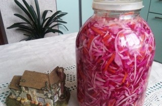 Маринованная капуста со свеклой и чесноком - фото шага 4