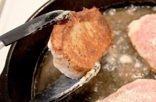 Отбивные из свинины на сковороде - фото шага 5