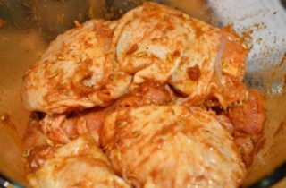 Пикантные куриные бедрышки в духовке - фото шага 2