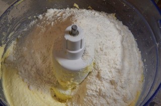 Рассыпчатое песочное печенье - фото шага 2