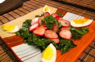 Салат из шпината с маринованным редисом