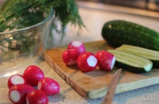 Салат с редисом, огурцом и ореховым соусом - фото шага 1