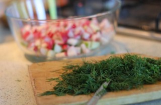 Салат с редисом, огурцом и ореховым соусом - фото шага 2