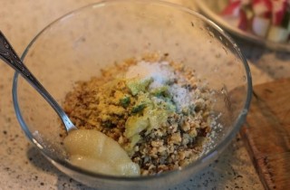 Салат с редисом, огурцом и ореховым соусом - фото шага 3