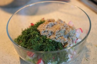 Салат с редисом, огурцом и ореховым соусом - фото шага 4