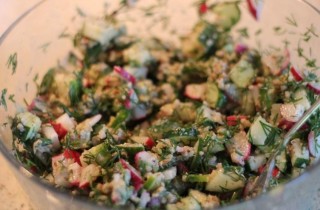 Салат с редисом, огурцом и ореховым соусом - фото шага 5