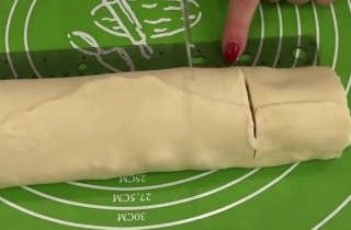 Слоеные булочки с творогом и сухофруктами - фото шага 7