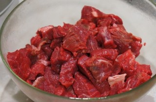 Говядина с черносливом в мультиварке - фото шага 2