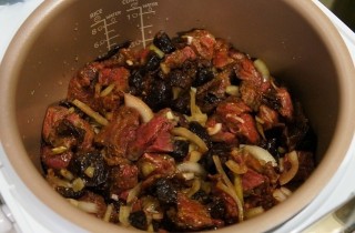 Говядина с черносливом в мультиварке - фото шага 6