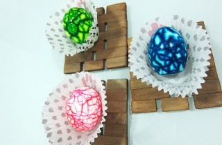 Мраморные крашеные яйца