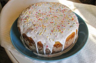 Пасхальный кулич с орехами и изюмом