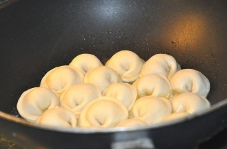 Пельмени с грибами в горшочке - фото шага 1