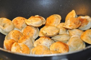 Пельмени с грибами в горшочке - фото шага 2