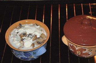 Пельмени с грибами в горшочке - фото шага 4