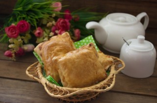 Пирожки с грибами из слоеного теста