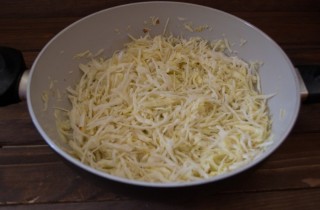 Пирожки с капустой и грибами из дрожжевого теста - фото шага 3