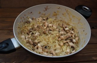 Пирожки с капустой и грибами из дрожжевого теста - фото шага 4