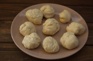 Пирожки с капустой и грибами из дрожжевого теста - фото шага 5