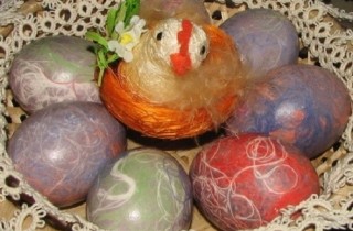 Яйца, крашеные нитками