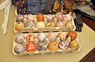 Яйца, крашеные в лоскутах