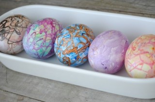 Яйца, крашеные восковыми мелками