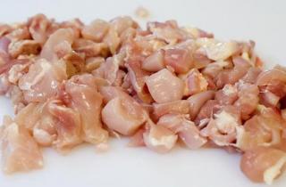 Паста с курицей в соусе - фото шага 1
