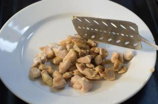 Паста с курицей в соусе - фото шага 3