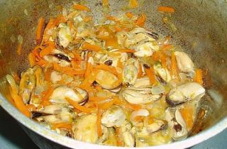 Плов с мидиями - фото шага 2