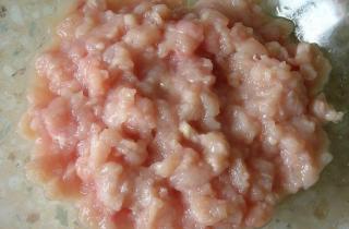 Рулет из курицы и сыра в духовке - фото шага 1