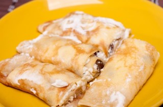 Блинчики с творогом и изюмом, запеченные в духовке