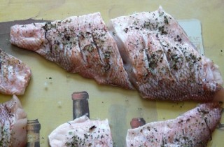 Жареный морской окунь с соусом - фото шага 3