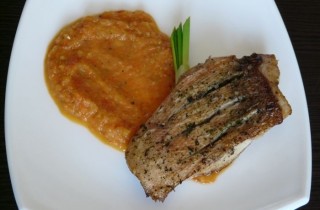 Жареный морской окунь с соусом