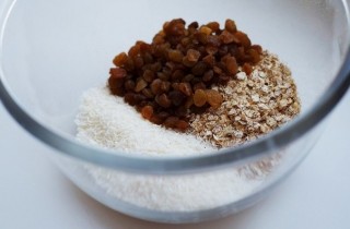 Овсяное печенье с бананом, изюмом и медом - фото шага 2